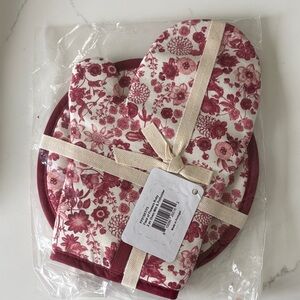 Juliska Red Floral Oven Mitt and Pot Holder Set